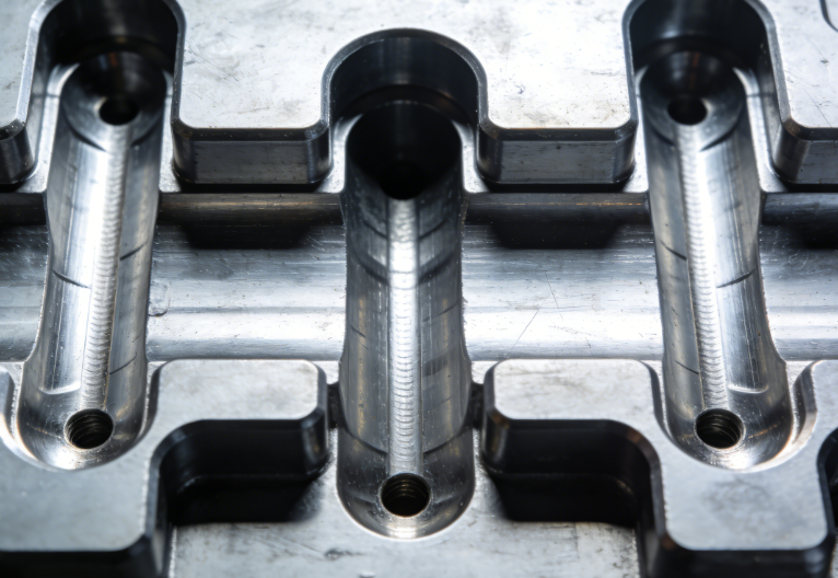 注塑模具首選鴻仁威爾